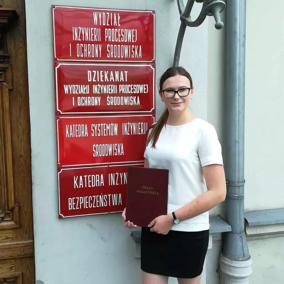 Patrycja Trajdos przed wydziałem Politechniki Łódzkiej po obronie pracy magisterskiej w 2019 r.