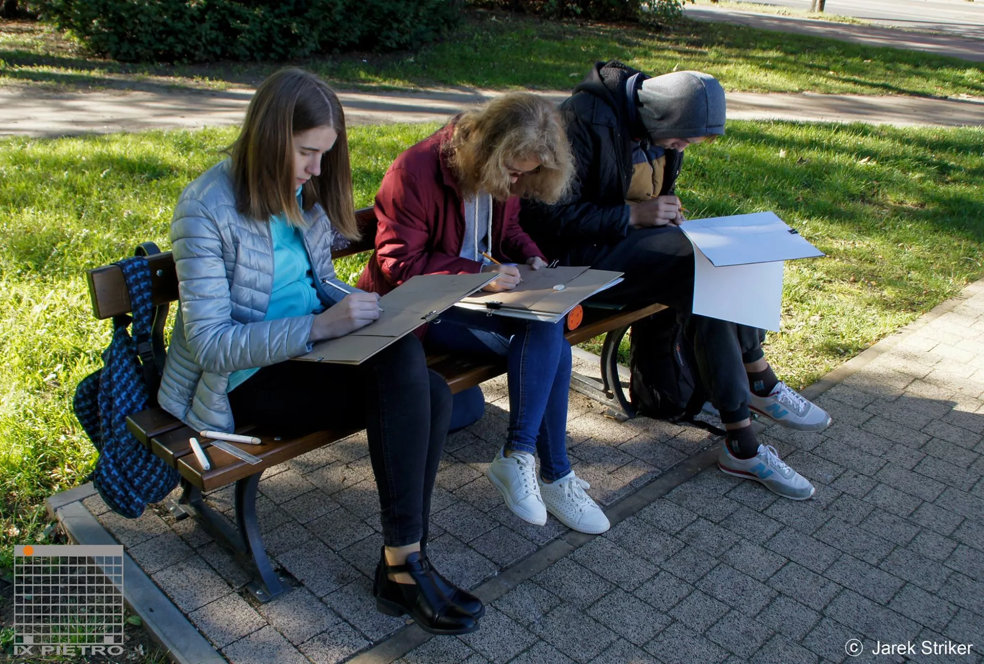 Studenci zapisujący wyniki na tablicach.