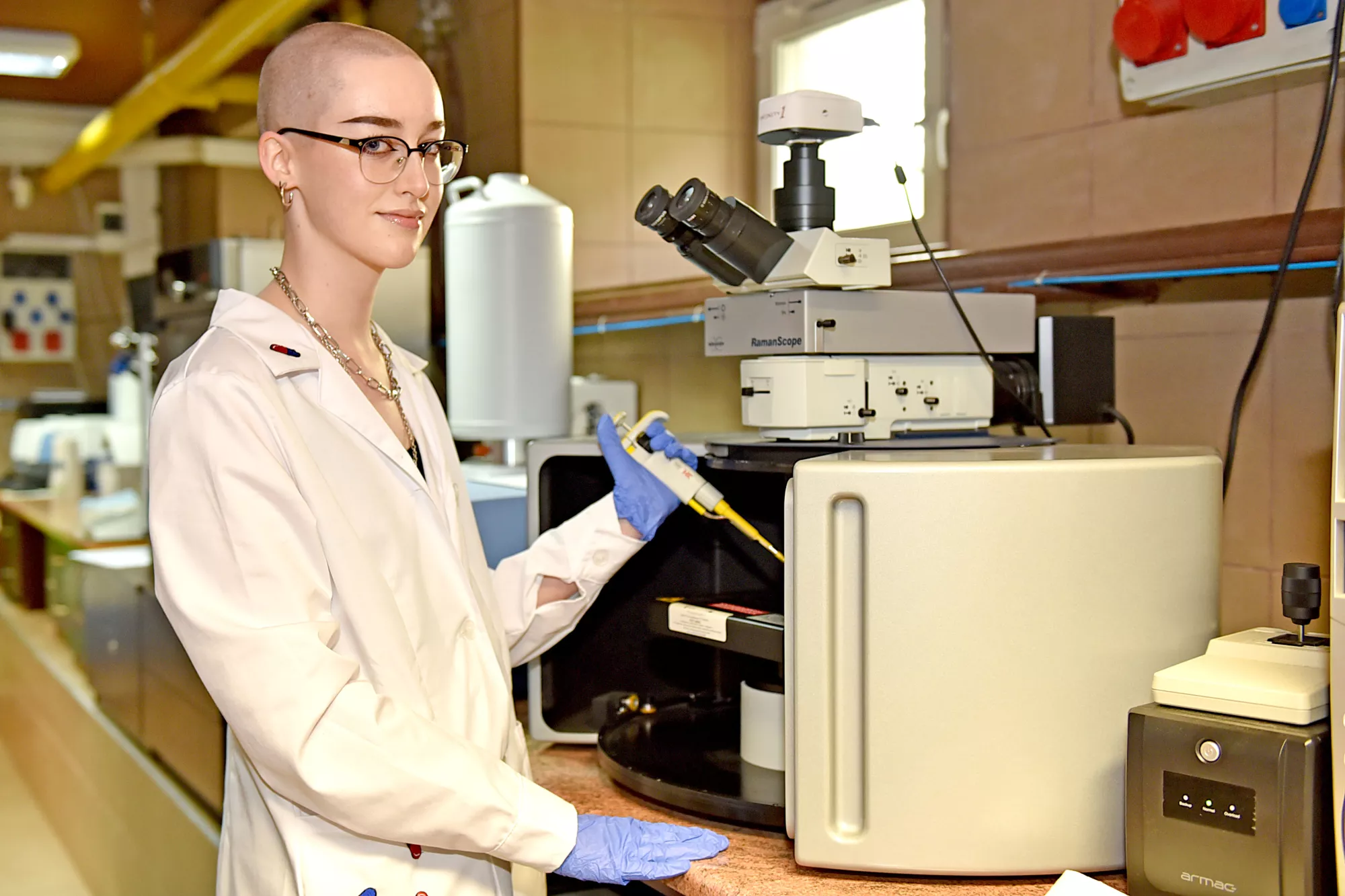 Mężczyzna stoi przy urządzeniu w laboratorium.
