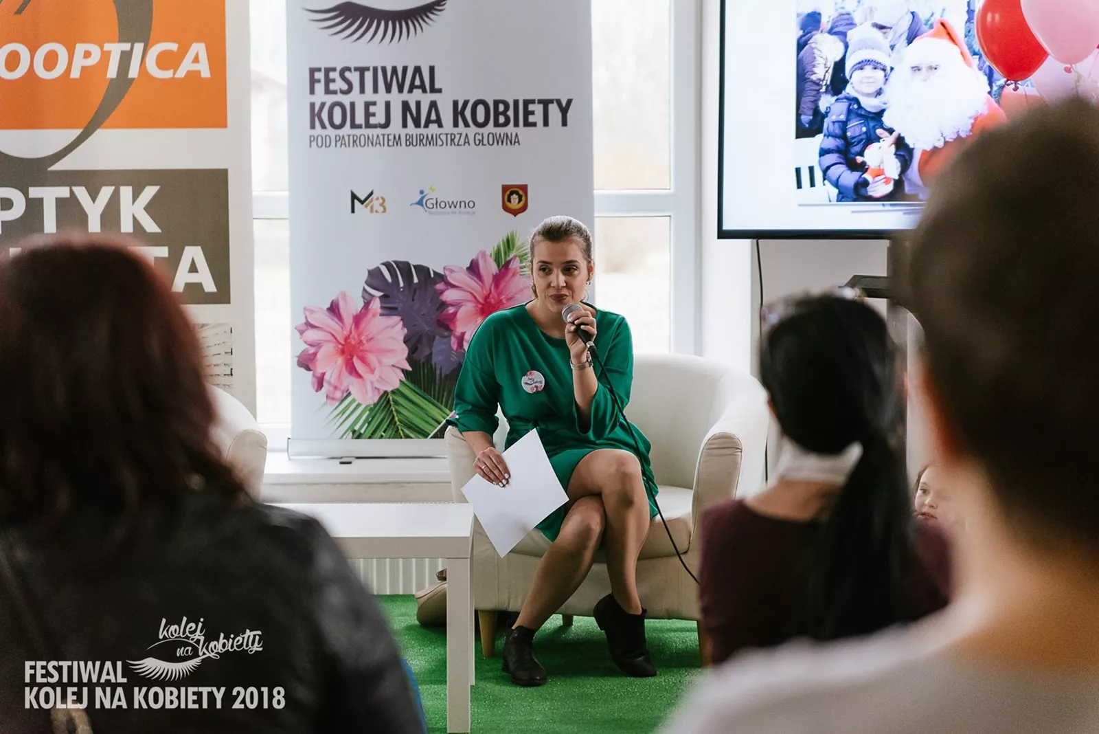 Aleksandra Przedecka przemawia przez mikrofon na konferencji.