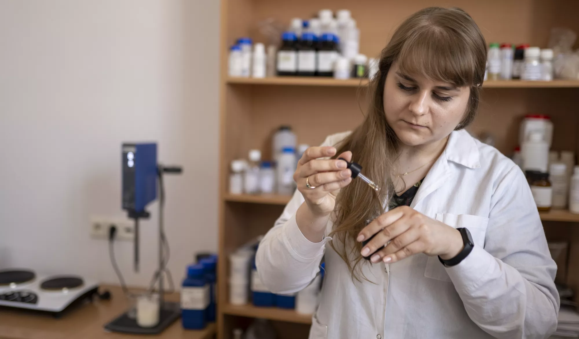 Anna Baranowska mieszająca substancje.