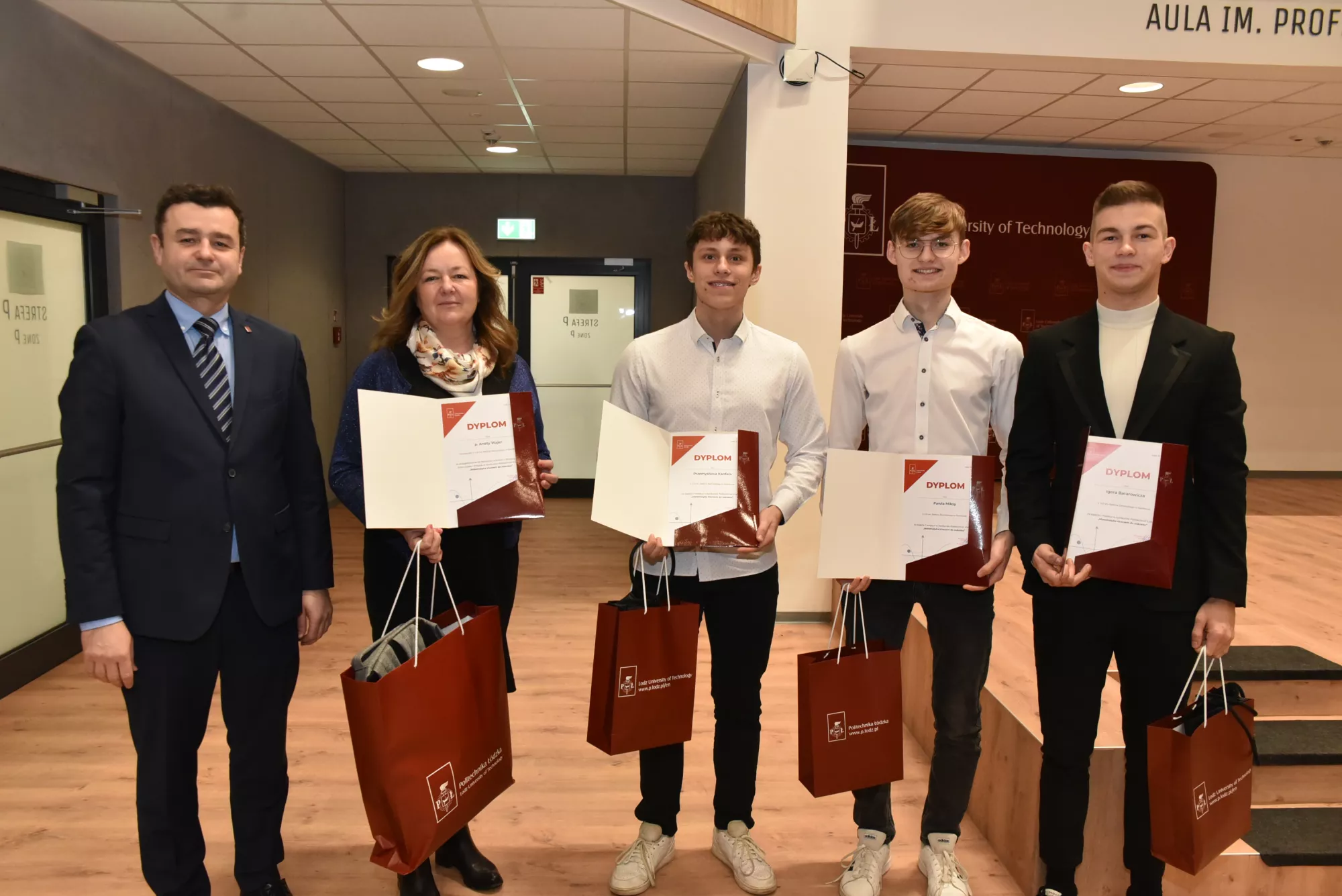 Students holding their certificates and prizes won in a competition organized during TUL's open day. 