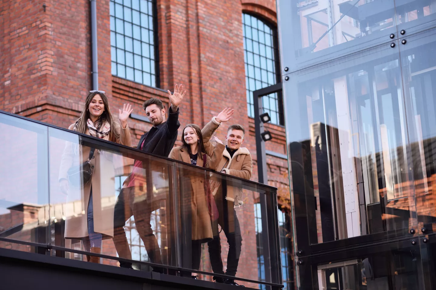 Studenci machają do aparatu w Monopolis.