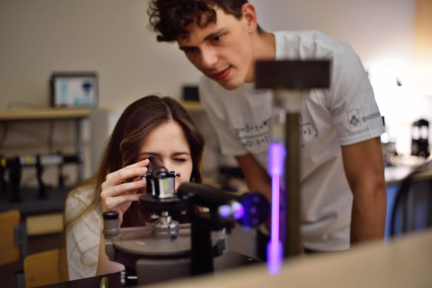 Studenci podczas eksperymentu w laboratorium.