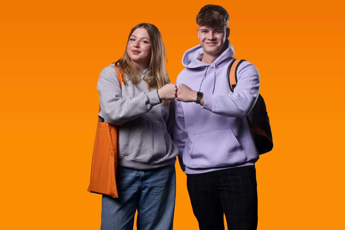 Studenci przybijają żółwika.