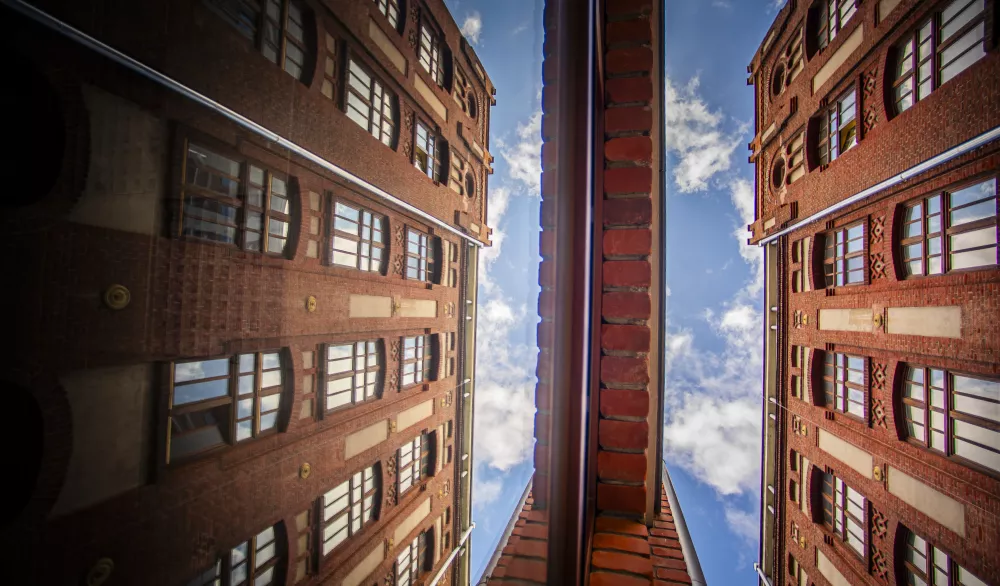 Budynek B9 w lustrzanym odbiciu.