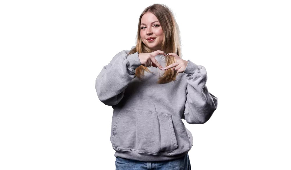 Studentka pokazuje serduszko z rąk.