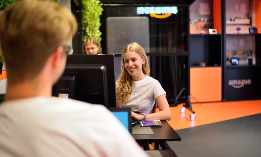 Studentka w sali Amazon.