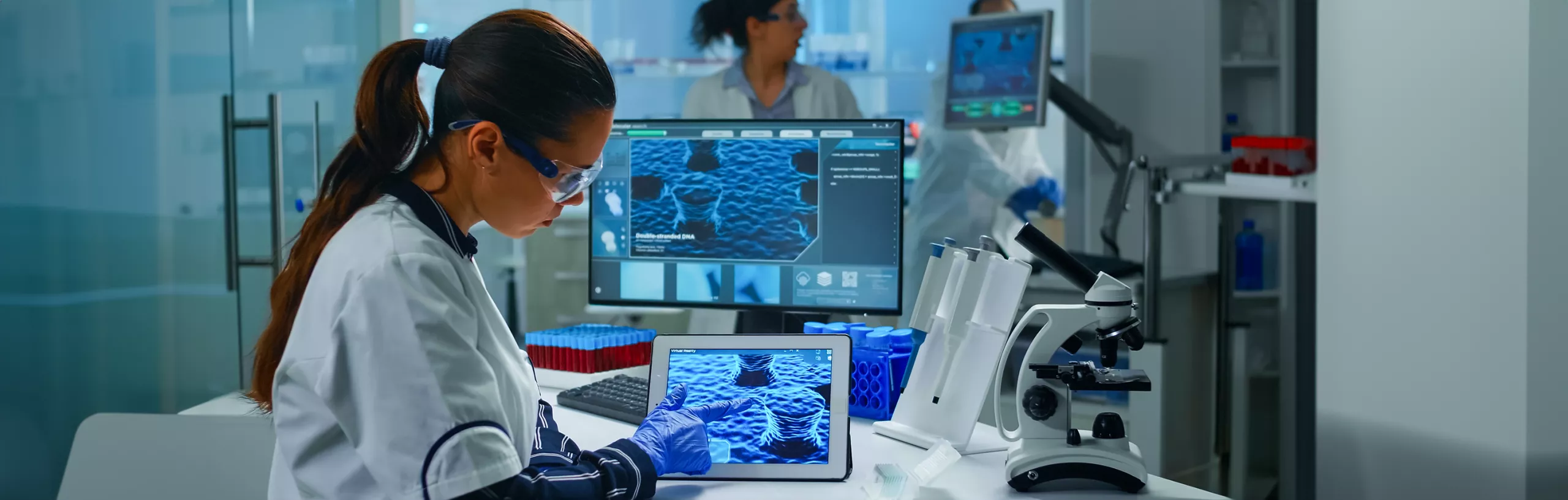 Woman working on the scientific device in the laboratory. 