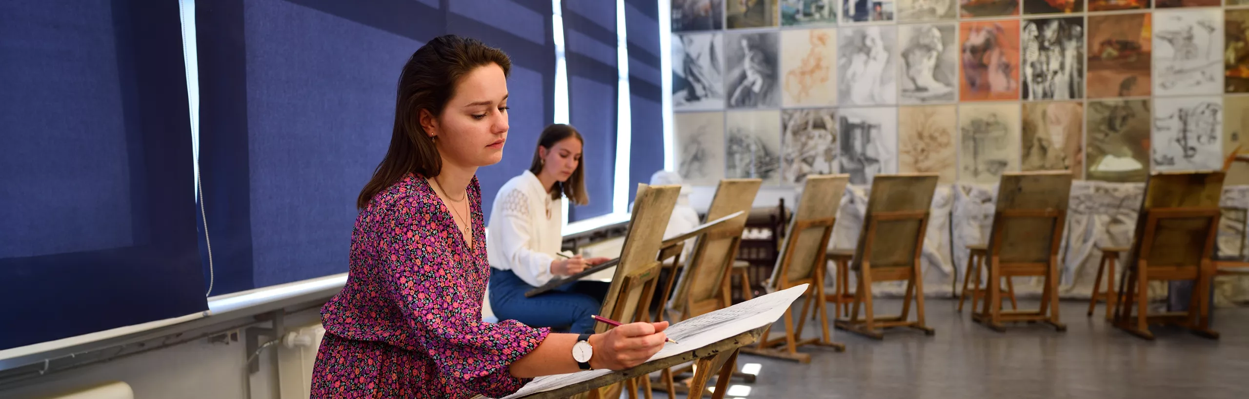 Studentki wykonują szkice w pracowni rysunku.