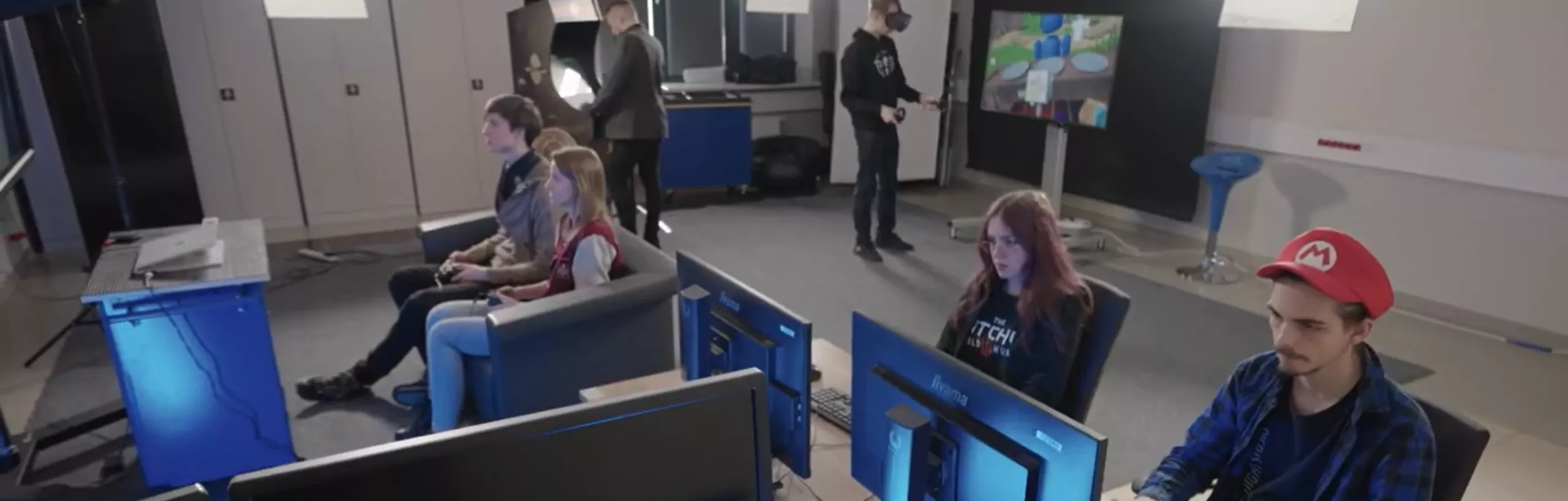 Studenci pracują w pracowni komputerowej.