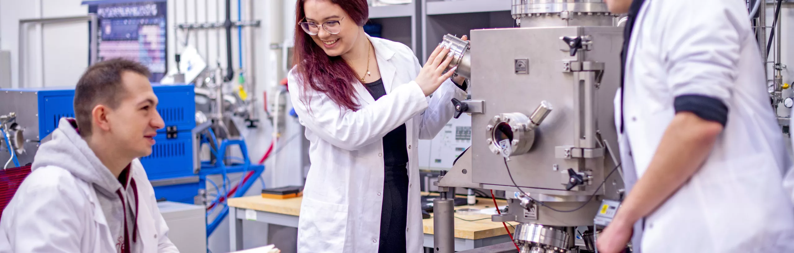 Studenci pracują w laboratorium mechanicznym.