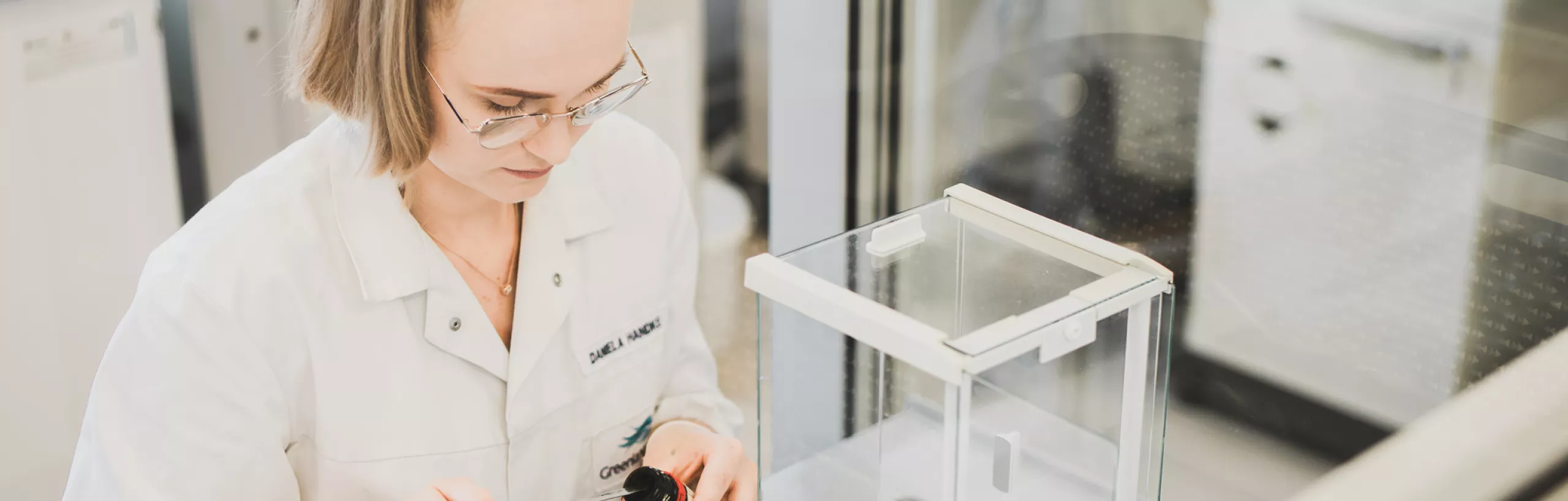 Woman working in a laboratory. 