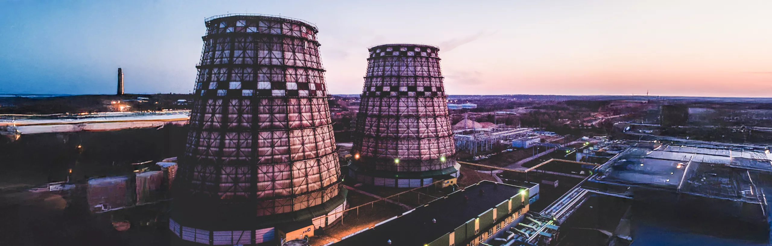 Kominy jądrowe na tle czystego nieba.